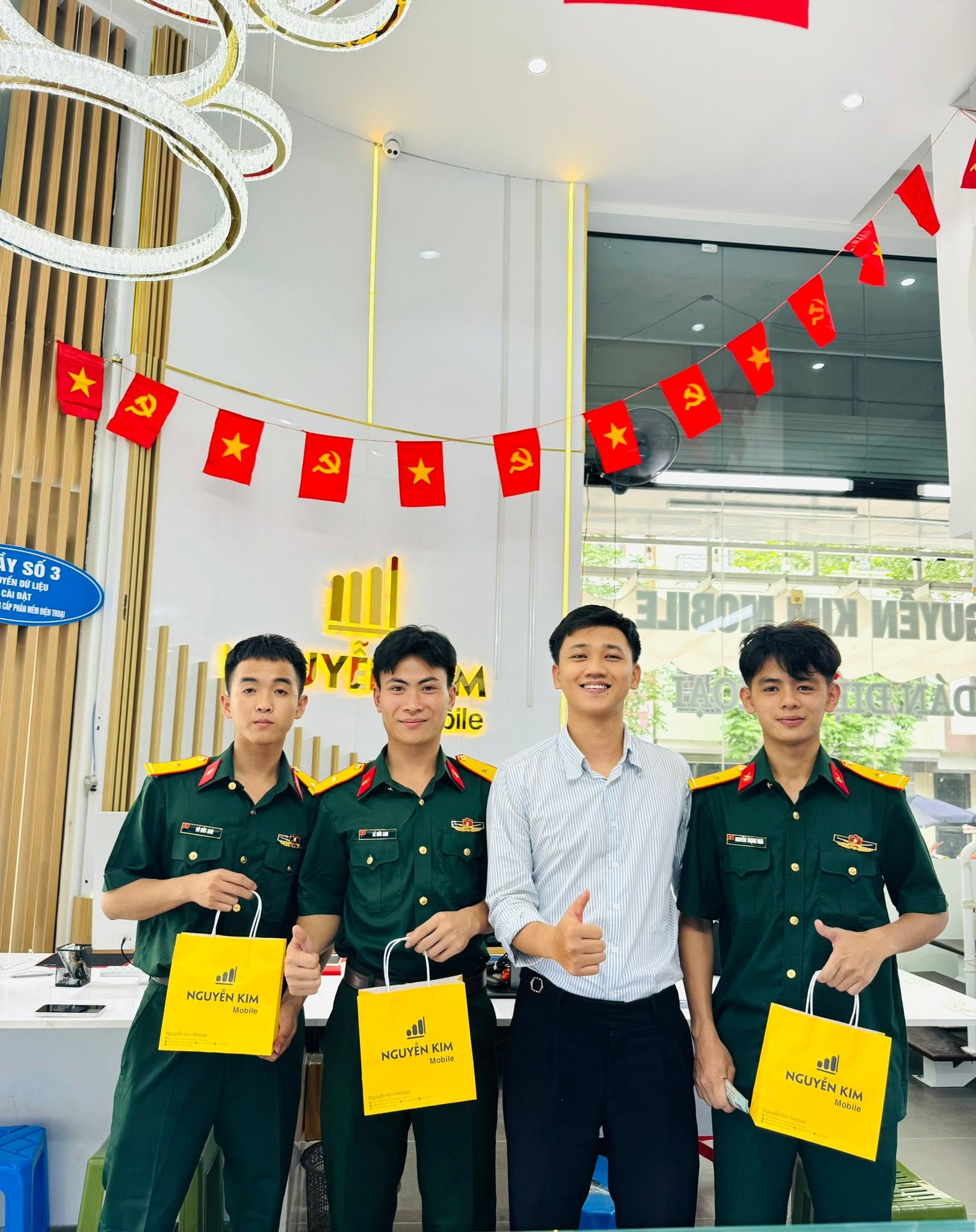 Khách hàng tại Nguyễn Kim Mobile