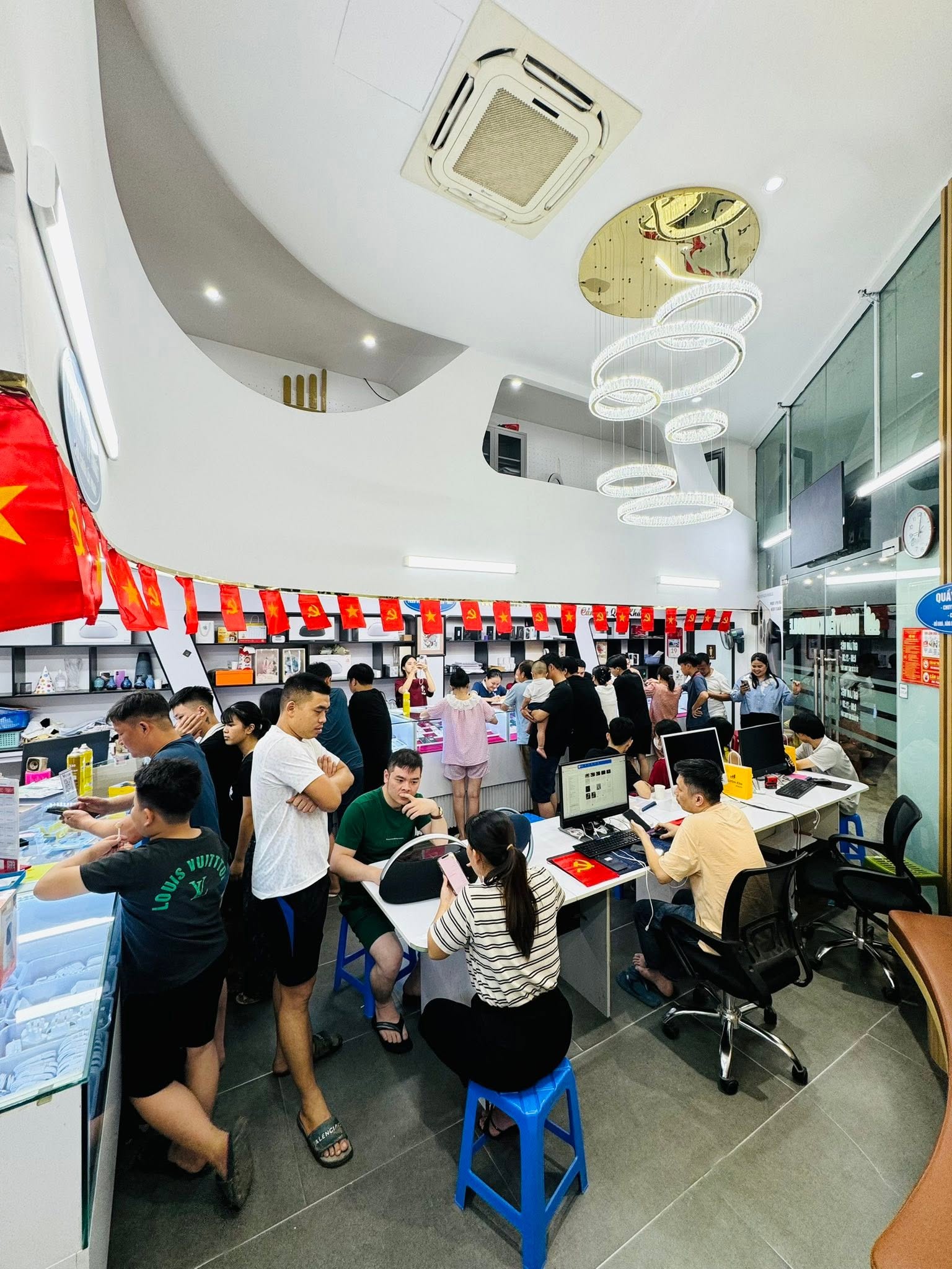 Khách hàng tại Nguyễn Kim Mobile