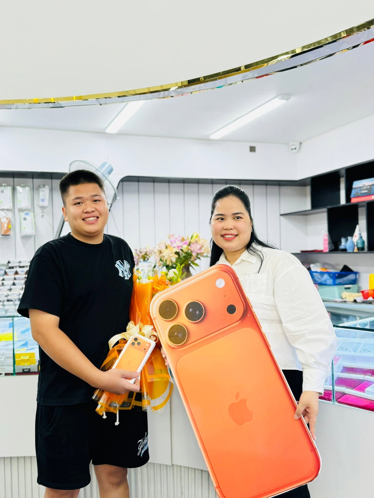 Khách hàng tại Nguyễn Kim Mobile