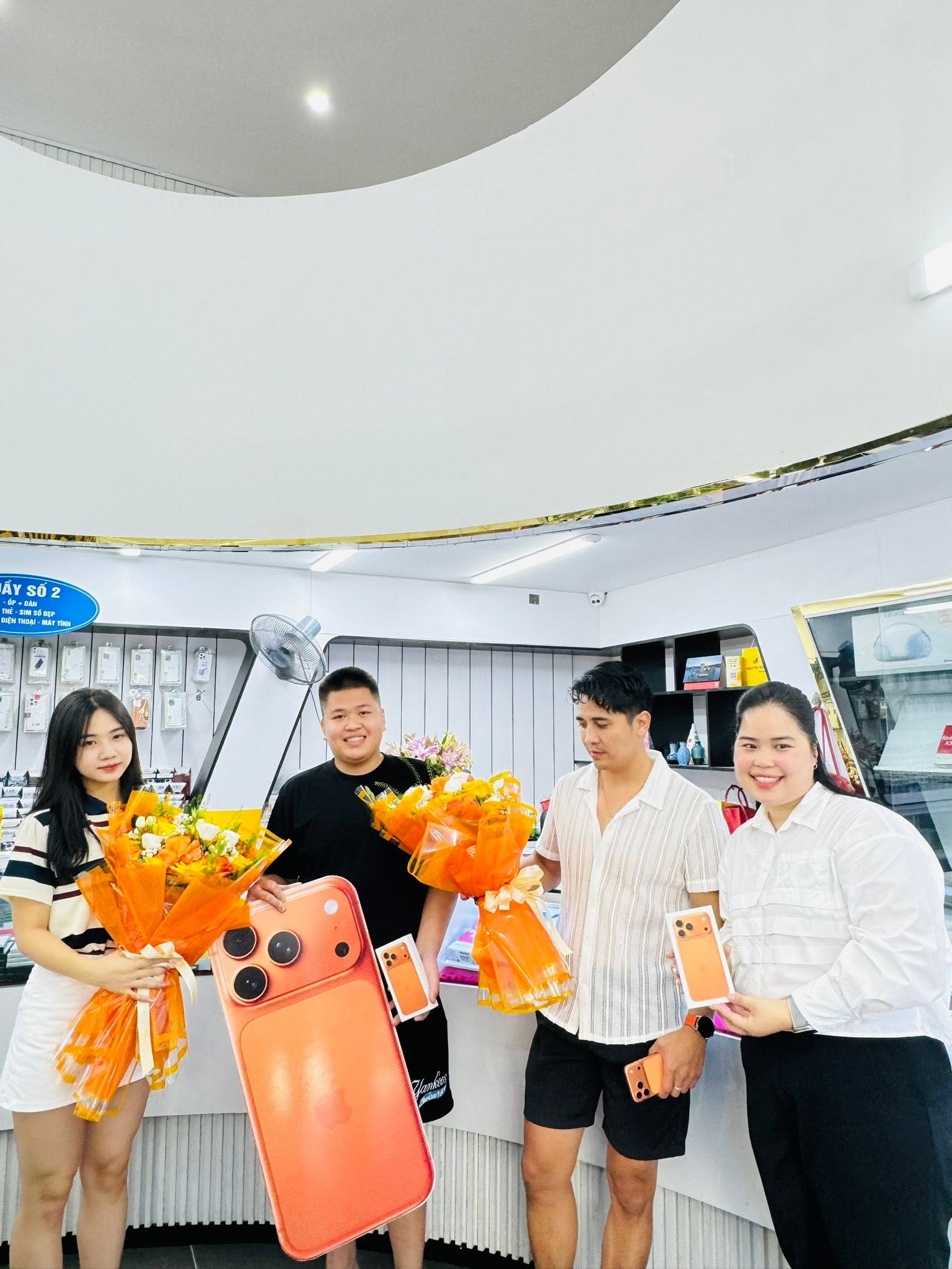 Khách hàng tại Nguyễn Kim Mobile