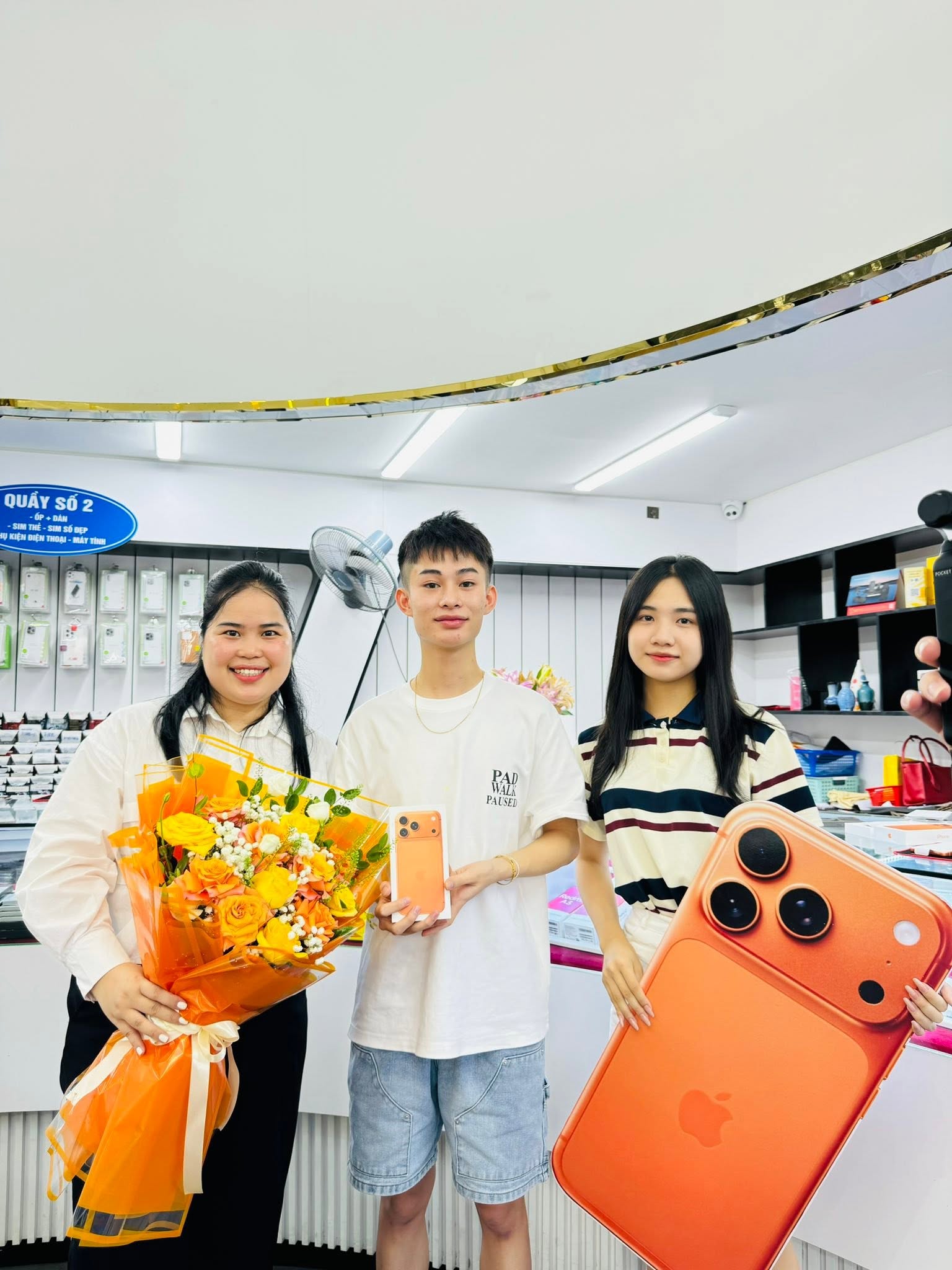 Khách hàng tại Nguyễn Kim Mobile