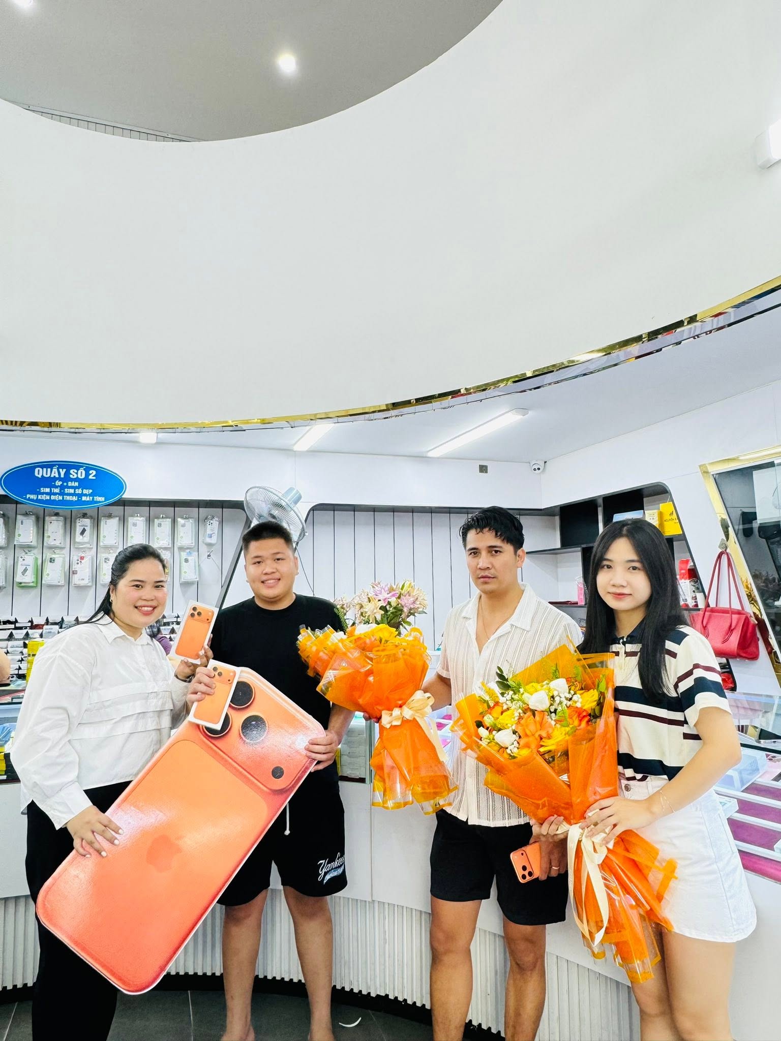 Khách hàng tại Nguyễn Kim Mobile