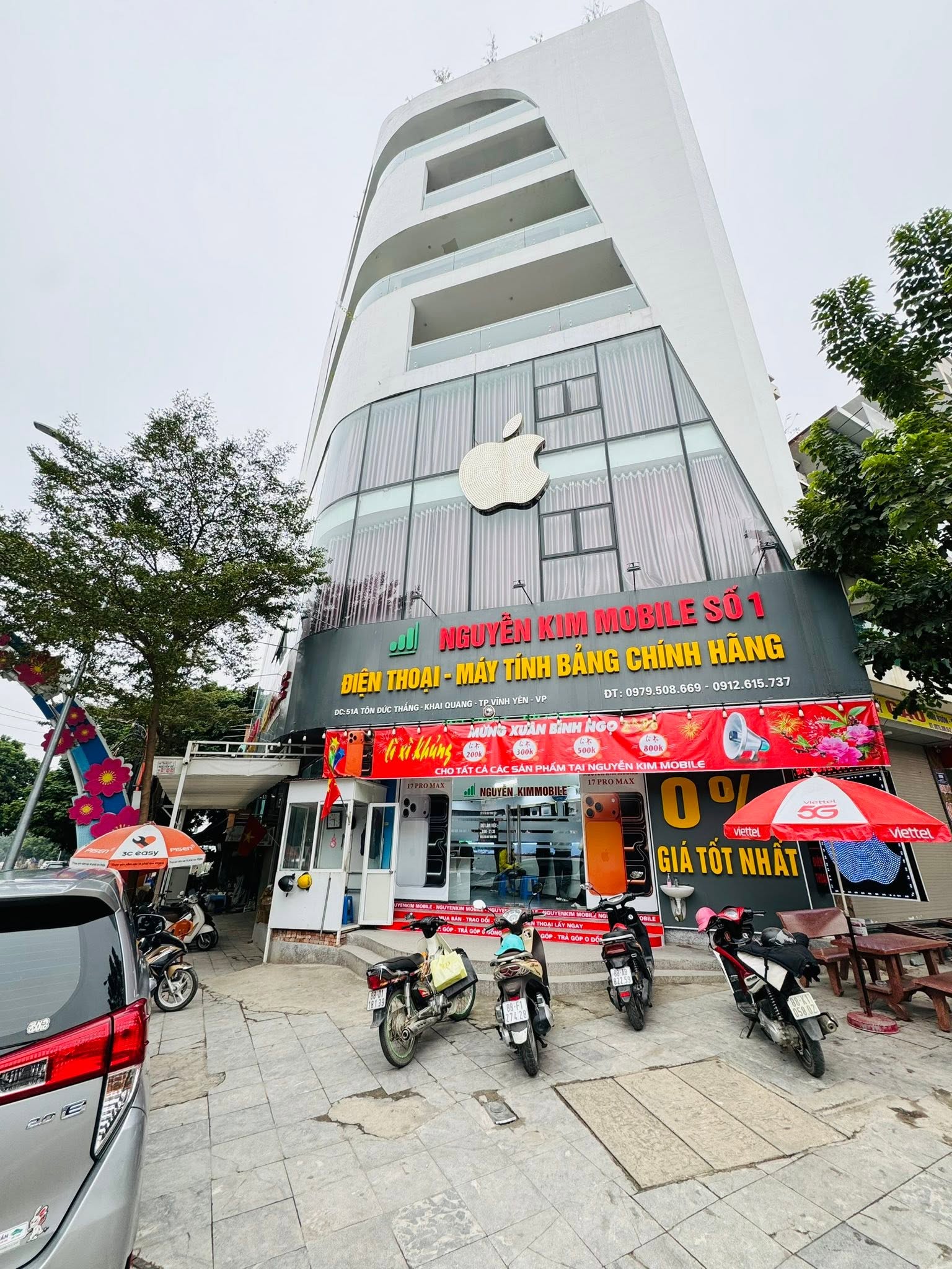 Khách hàng tại Nguyễn Kim Mobile