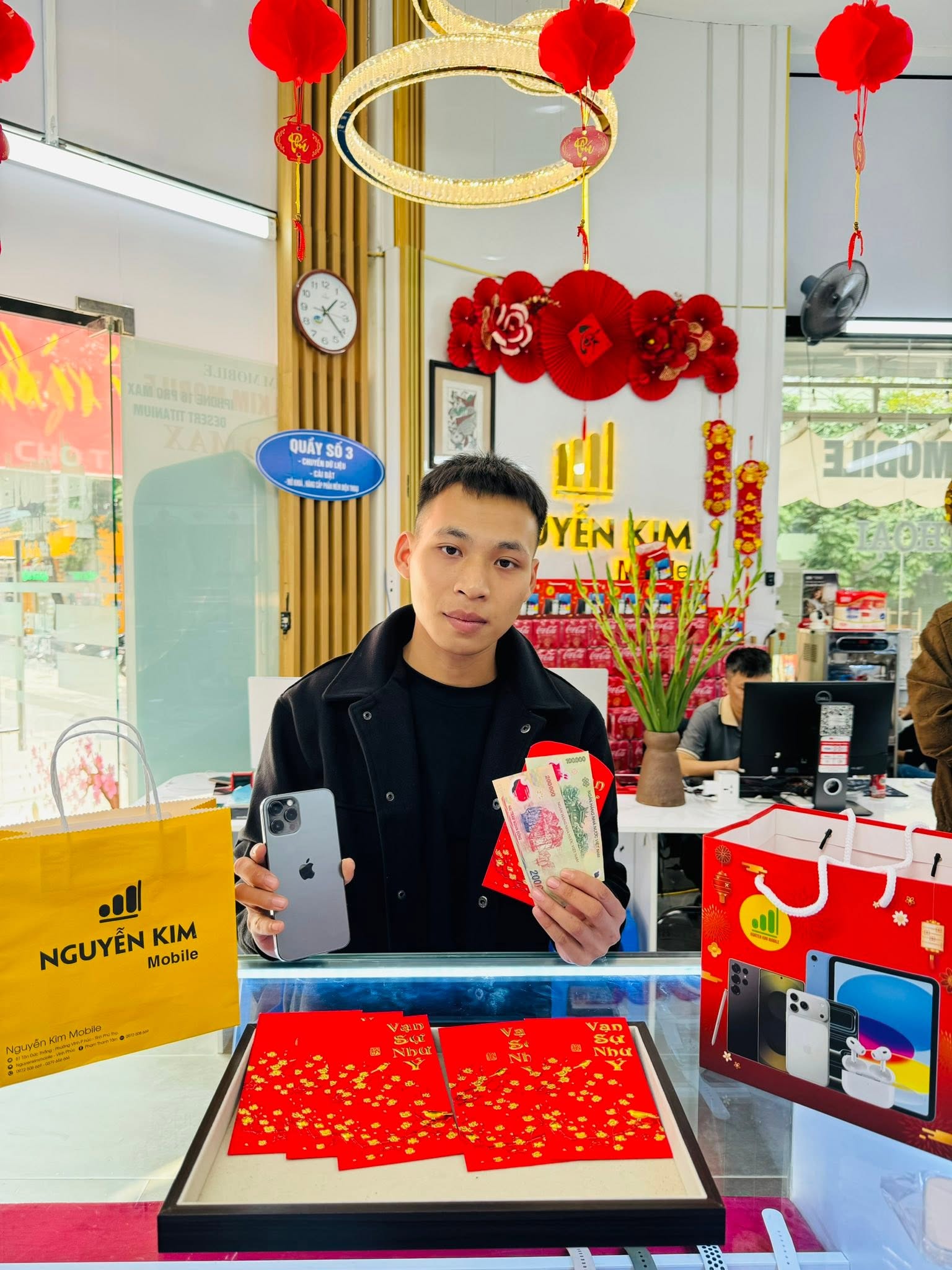 Khách hàng tại Nguyễn Kim Mobile