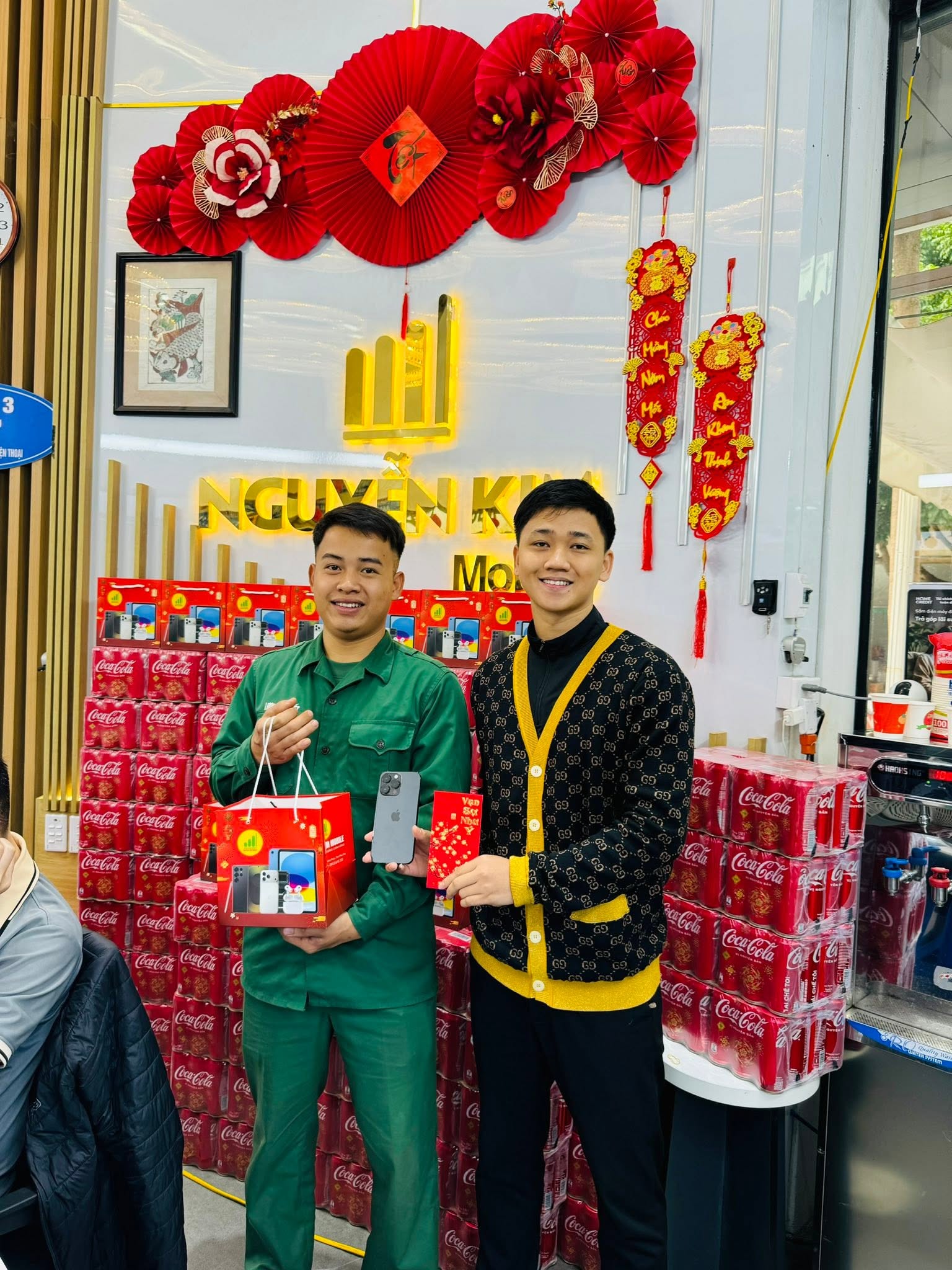 Khách hàng tại Nguyễn Kim Mobile