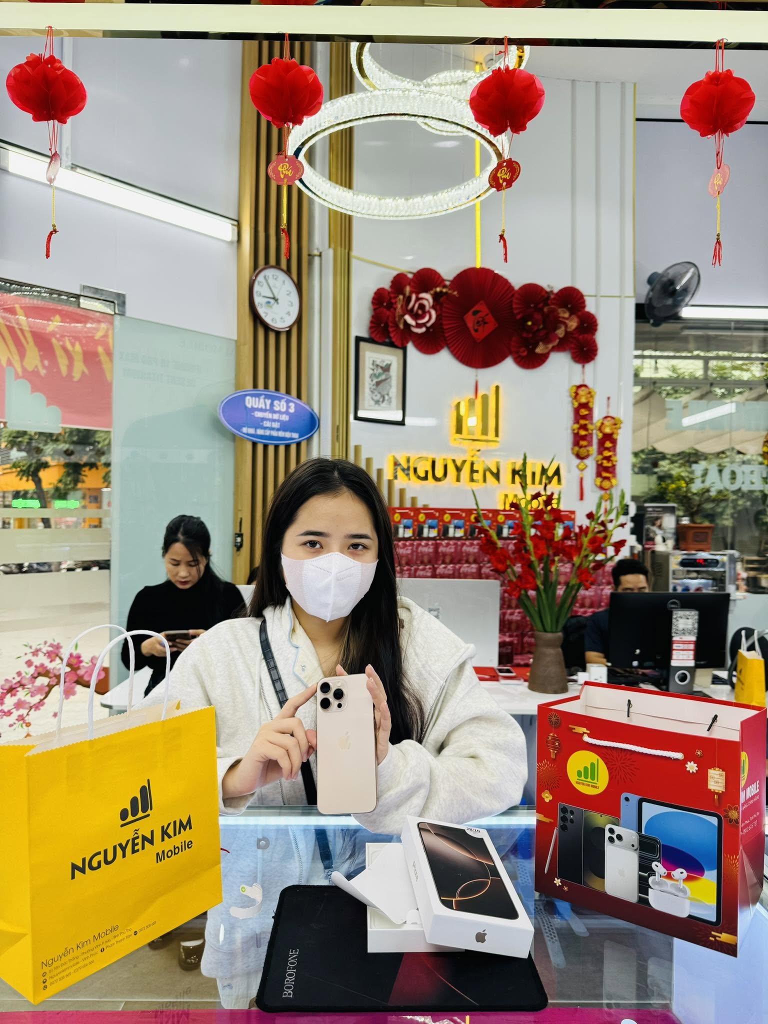 Khách hàng tại Nguyễn Kim Mobile