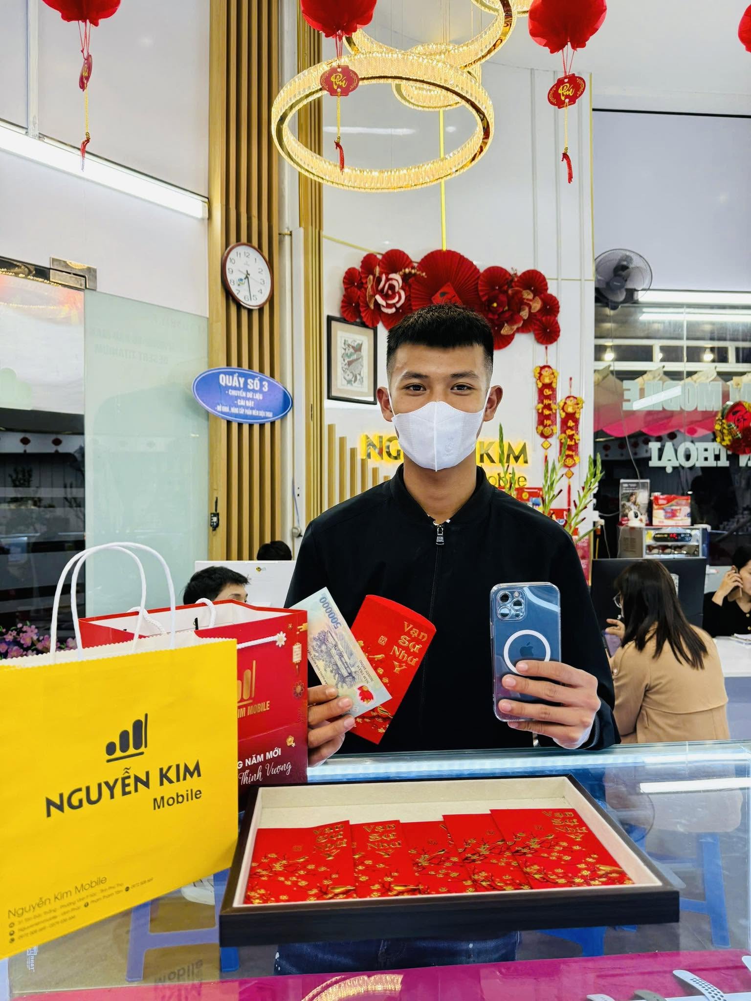 Khách hàng tại Nguyễn Kim Mobile