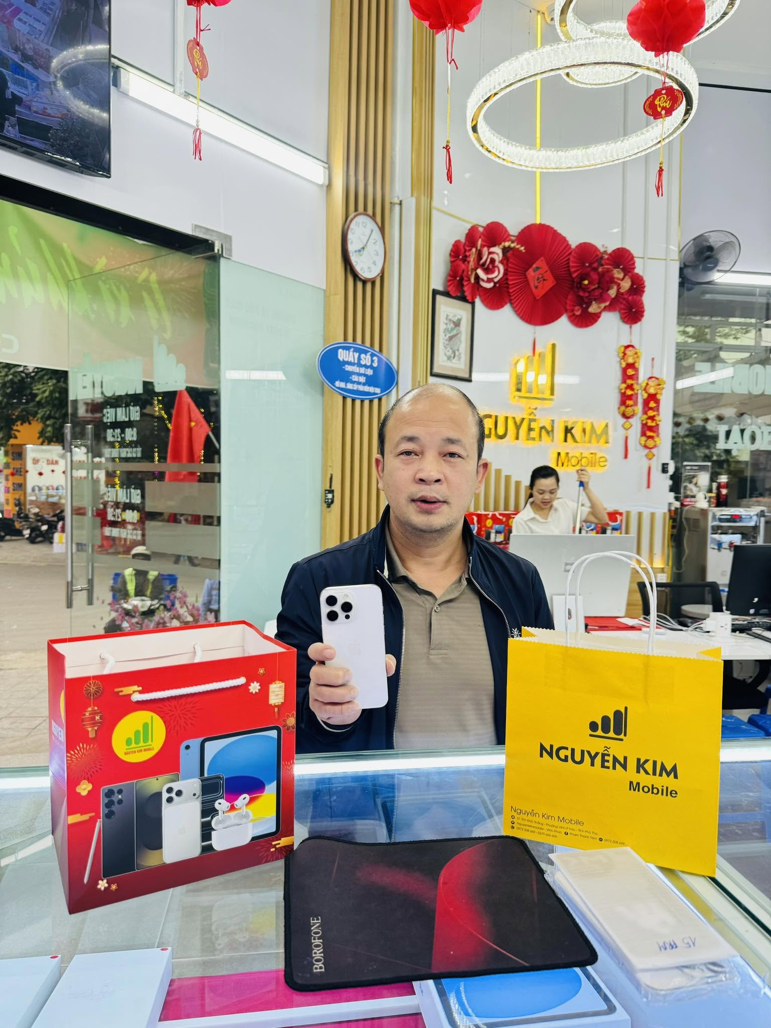 Khách hàng tại Nguyễn Kim Mobile