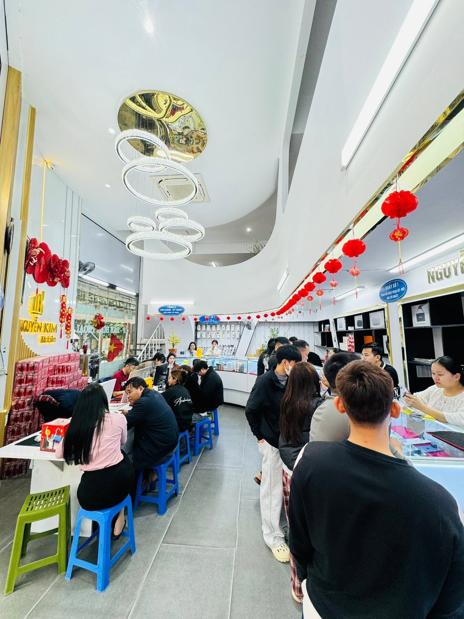 Khách hàng tại Nguyễn Kim Mobile