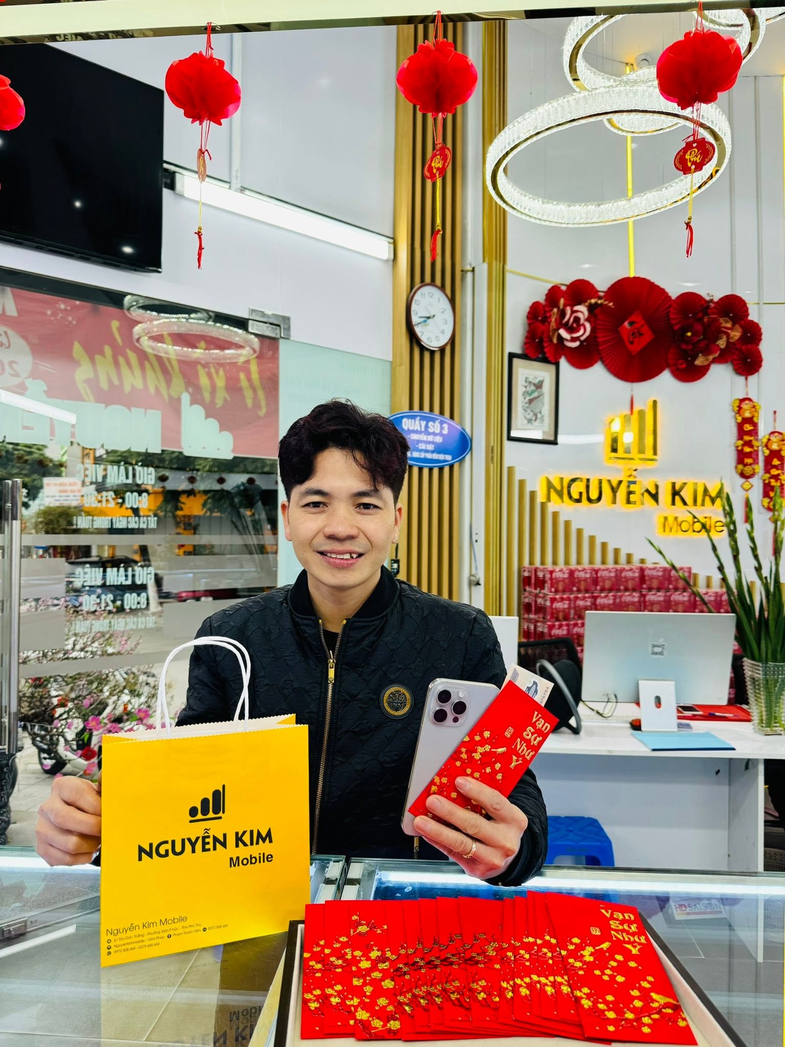 Khách hàng tại Nguyễn Kim Mobile