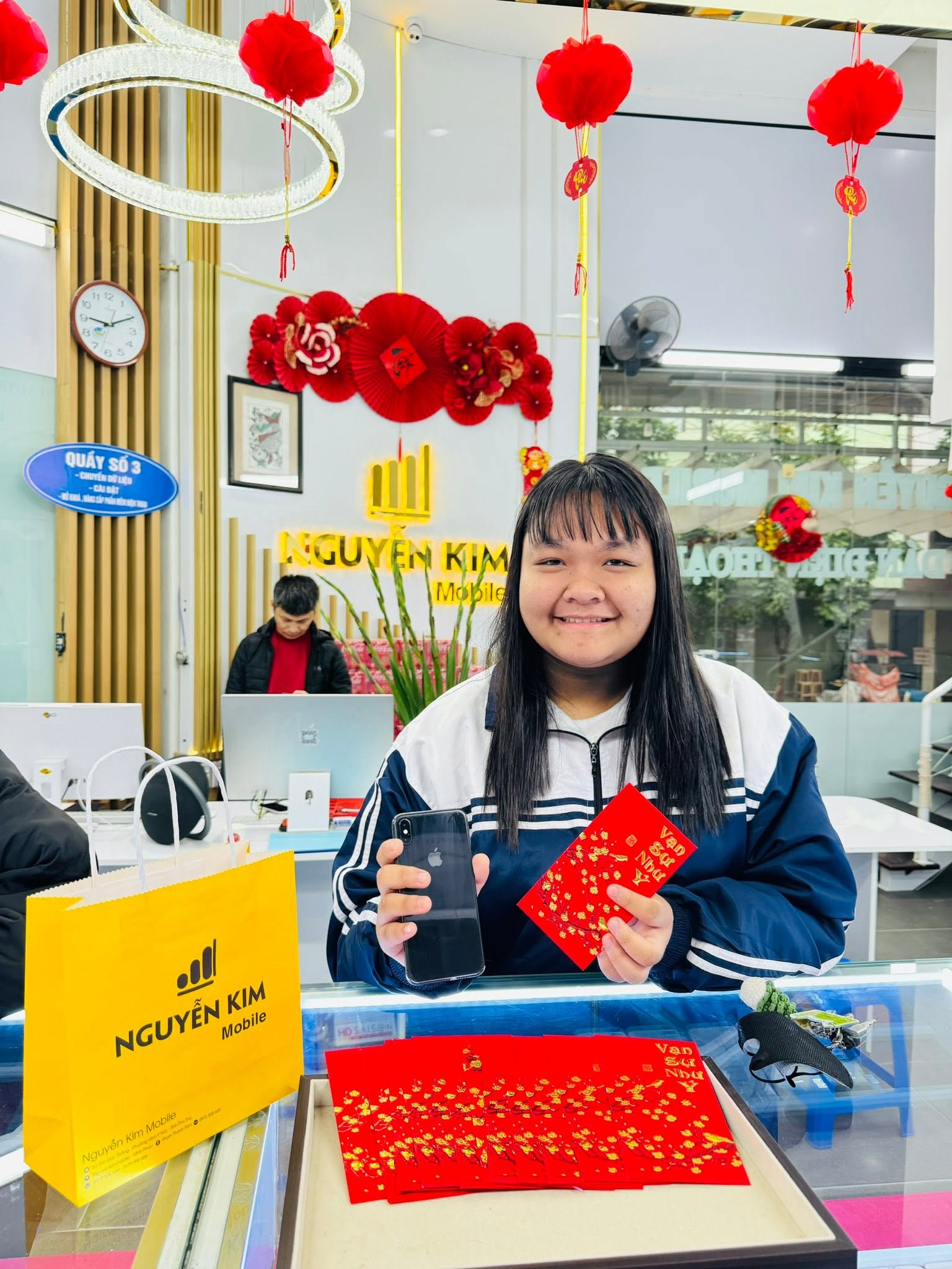 Khách hàng tại Nguyễn Kim Mobile