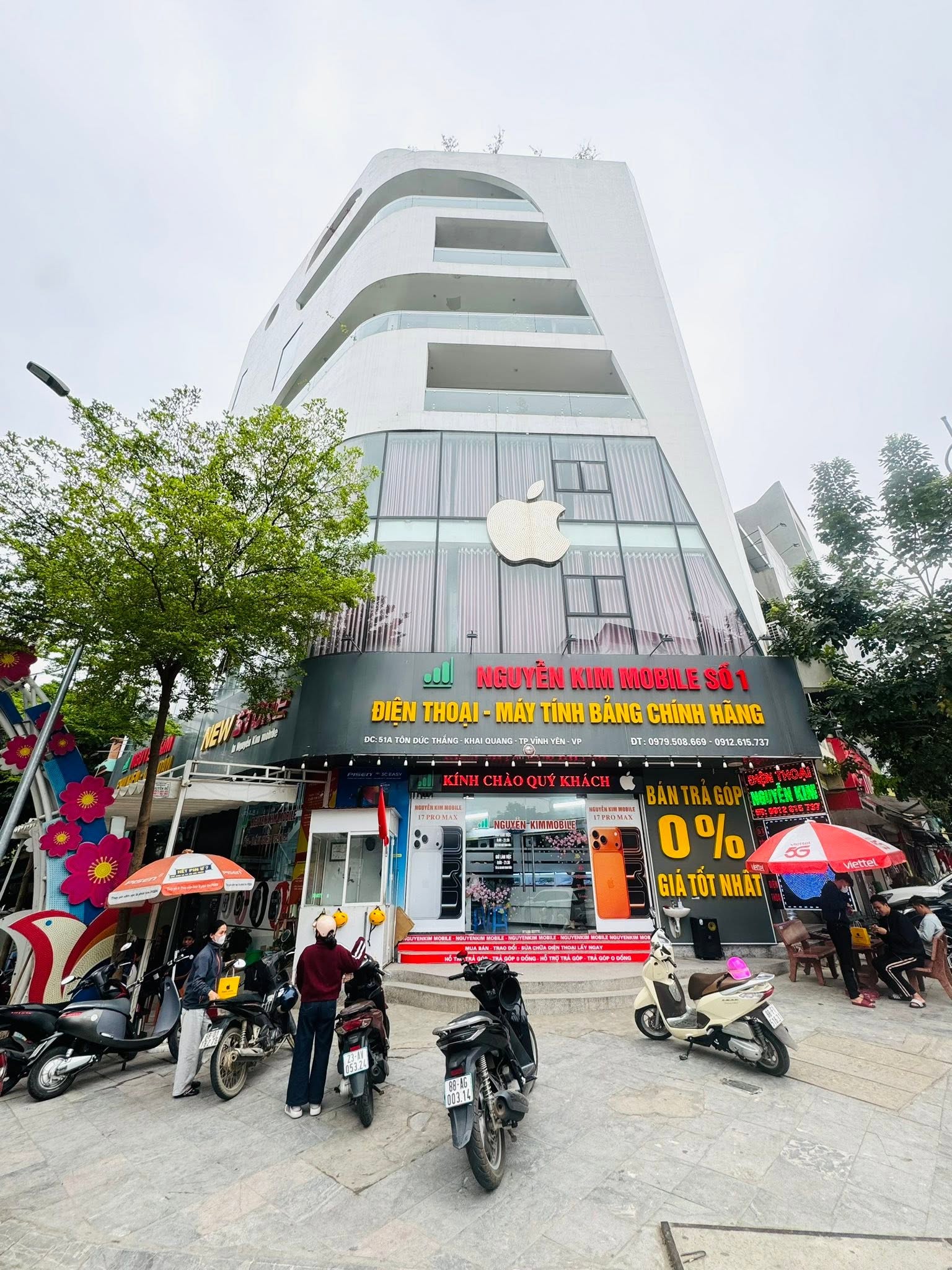 Khách hàng tại Nguyễn Kim Mobile