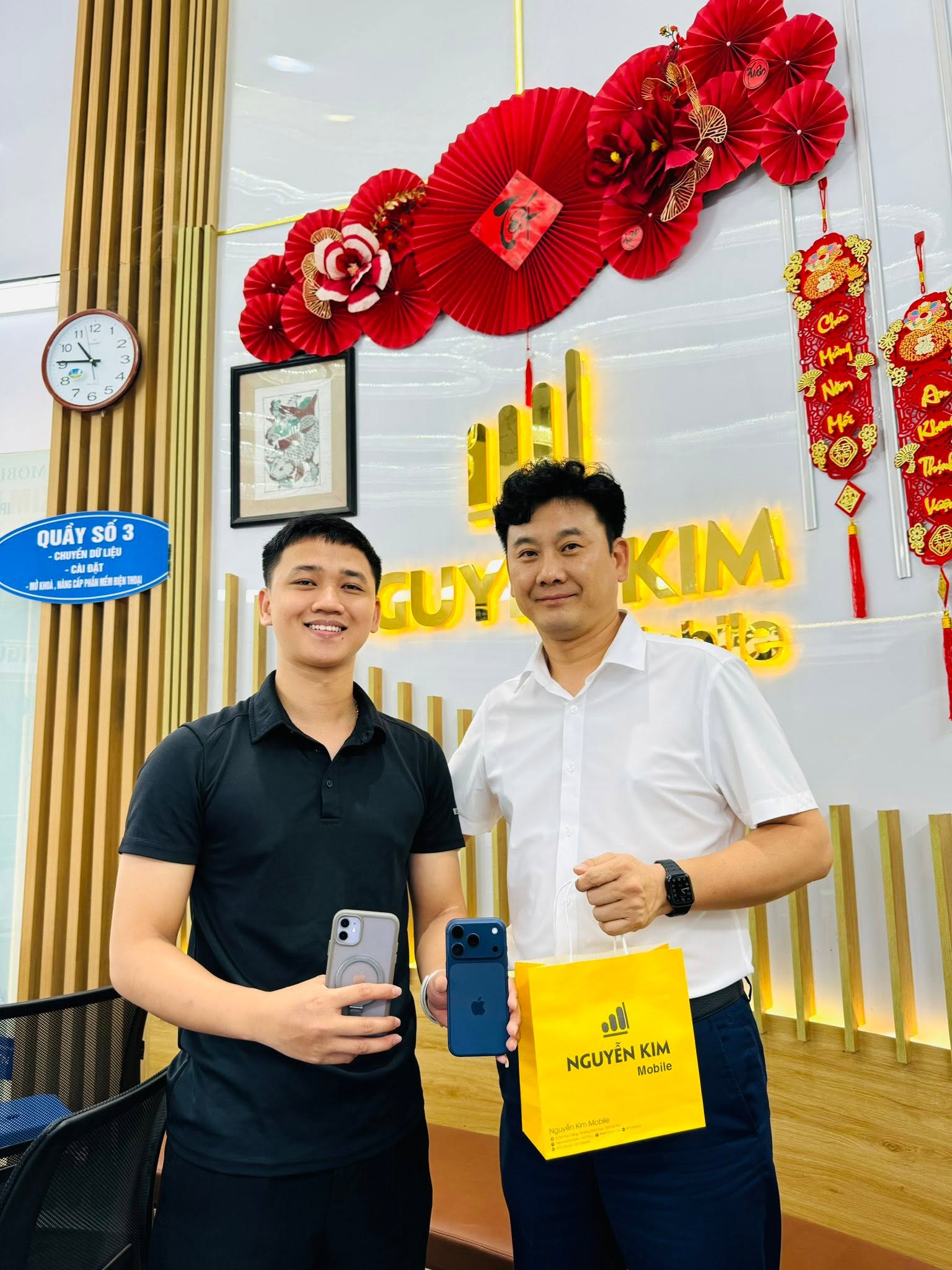Khách hàng tại Nguyễn Kim Mobile