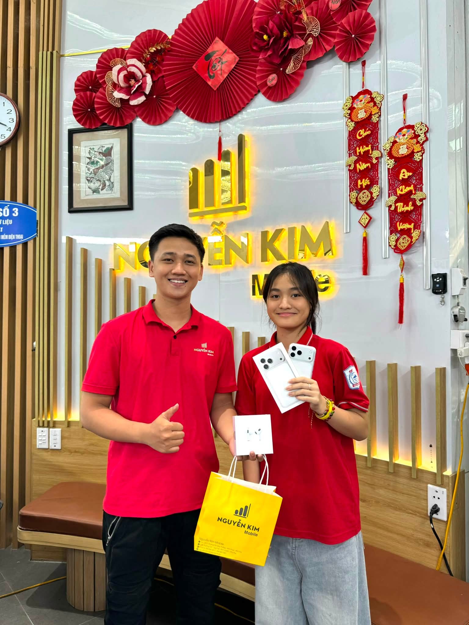 Khách hàng tại Nguyễn Kim Mobile