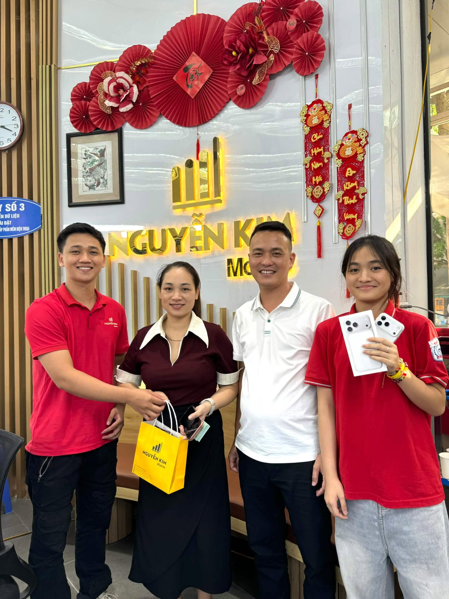 Khách hàng tại Nguyễn Kim Mobile