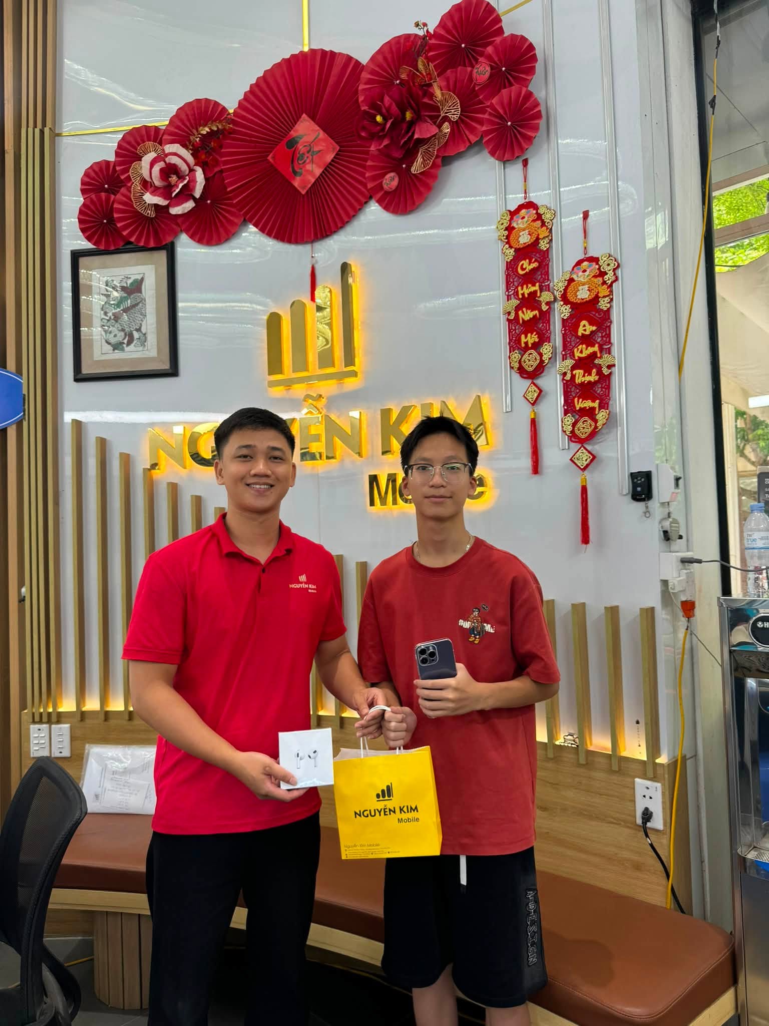Khách hàng tại Nguyễn Kim Mobile