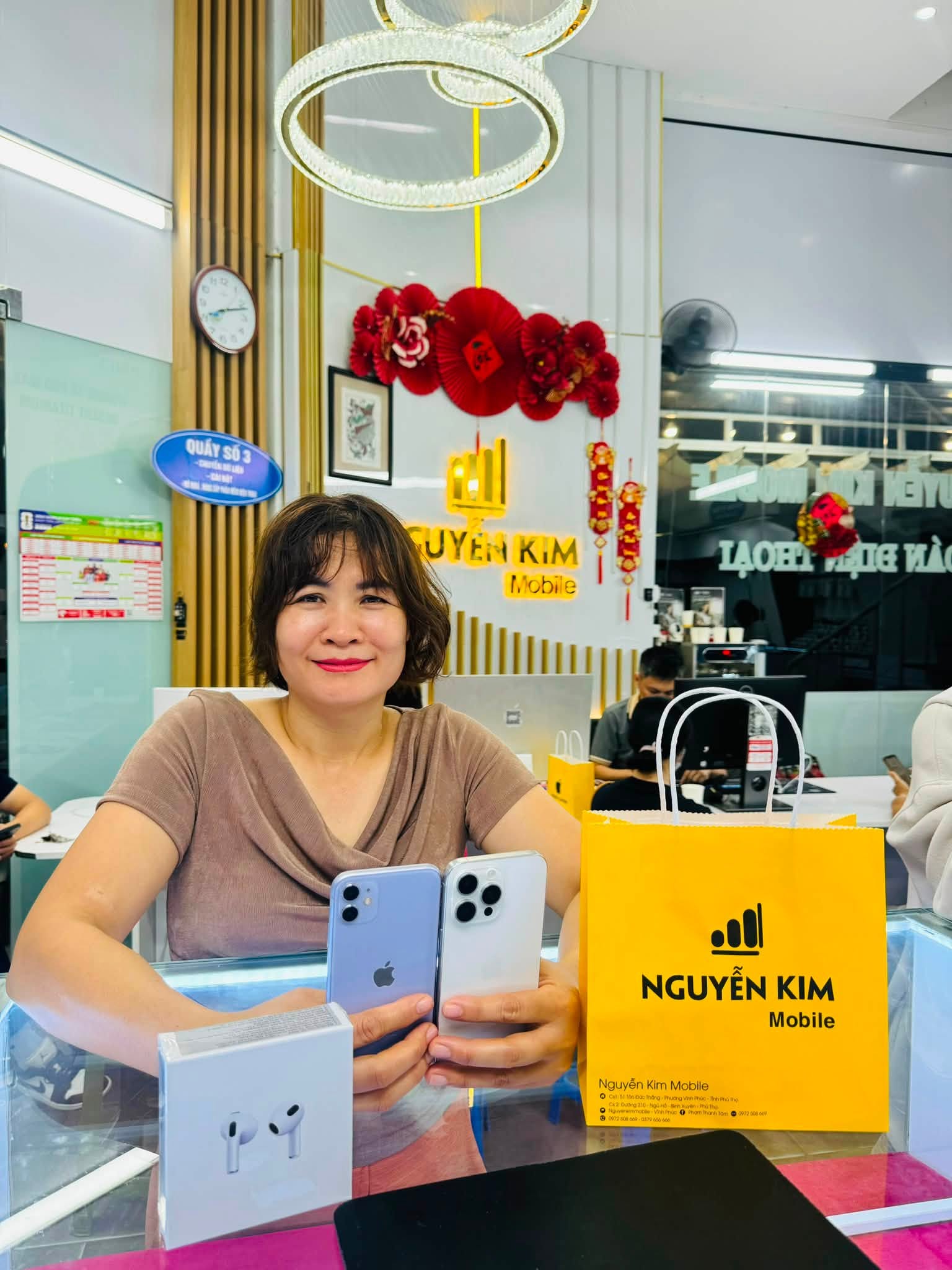 Khách hàng tại Nguyễn Kim Mobile
