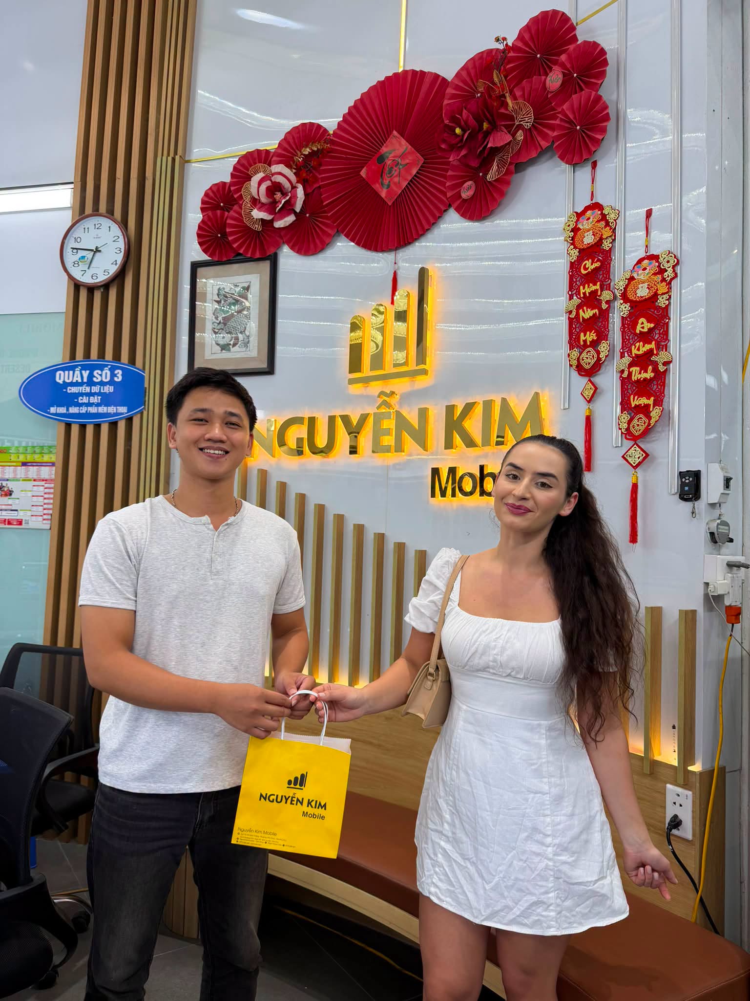 Khách hàng tại Nguyễn Kim Mobile