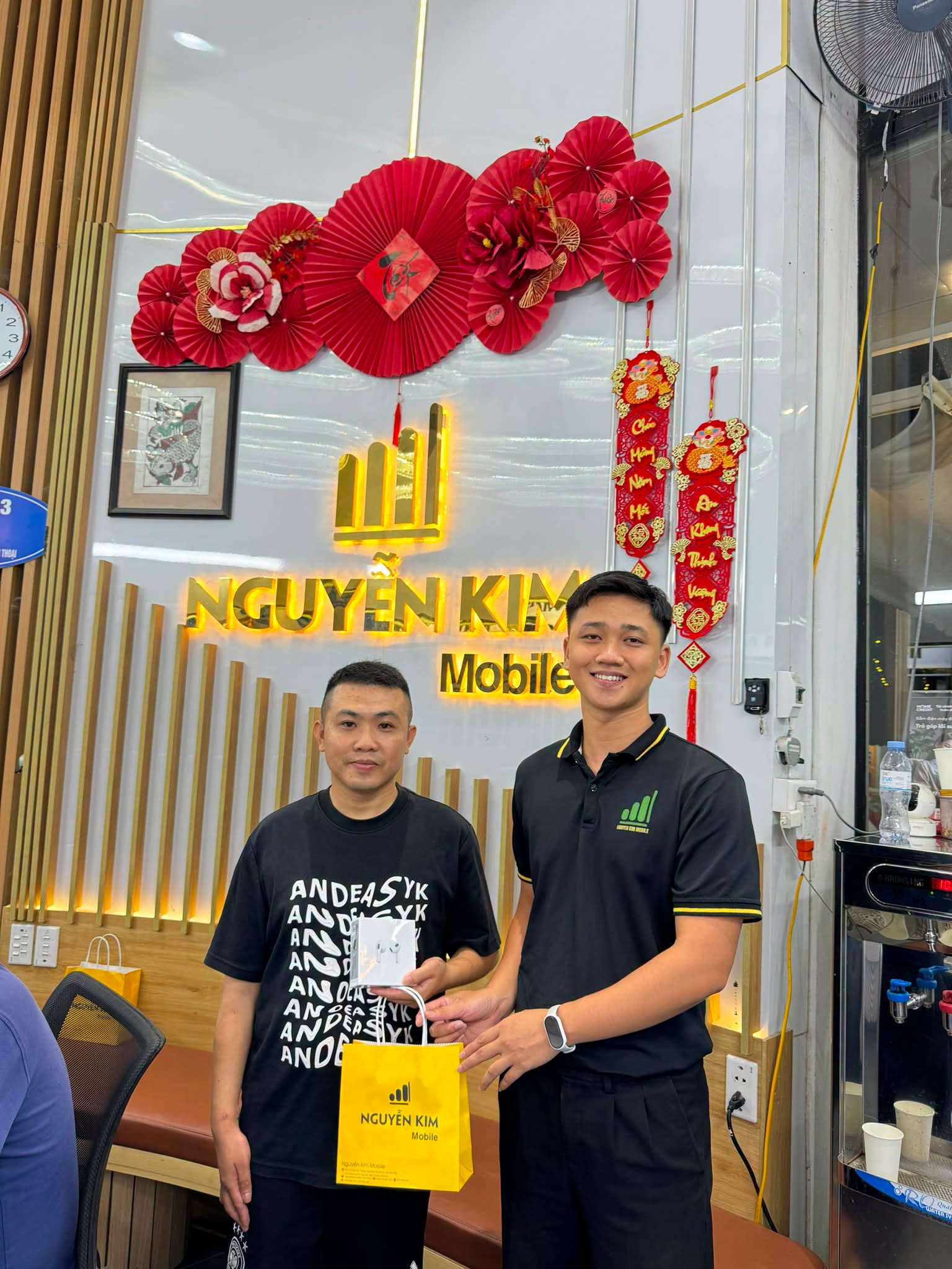 Khách hàng tại Nguyễn Kim Mobile